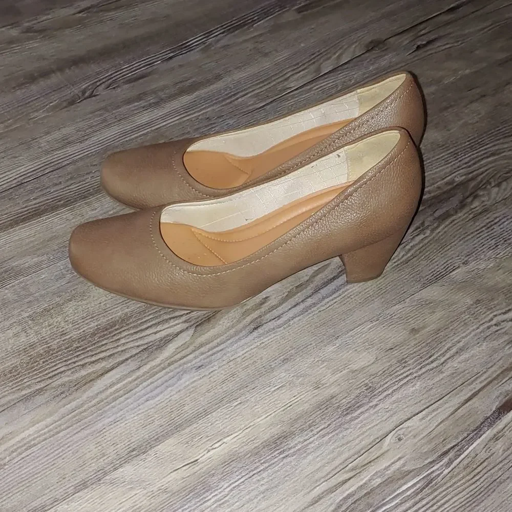 Piccadilly Cloud Tan  Brasil heel pumps Sz 6 NWOT